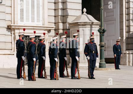 Madrid, Spagna - Luglio 2,2021: Guardia cambio nel Palazzo reale di Madrid. Soldati che si formano durante il cambio della guardia alla porta principale del Ro Foto Stock