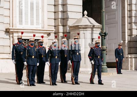 Madrid, Spagna - Luglio 2,2021: Guardia cambio nel Palazzo reale di Madrid. Soldati che si formano durante il cambio della guardia alla porta principale del Ro Foto Stock