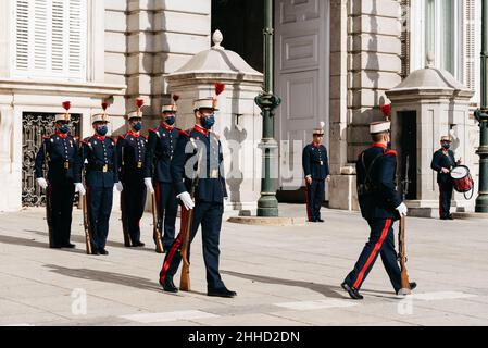 Madrid, Spagna - Luglio 2,2021: Guardia cambio nel Palazzo reale di Madrid. Soldati che si formano durante il cambio della guardia alla porta principale del Ro Foto Stock