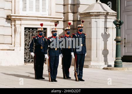 Madrid, Spagna - Luglio 2,2021: Guardia cambio nel Palazzo reale di Madrid. Soldati che si formano durante il cambio della guardia alla porta principale del Ro Foto Stock