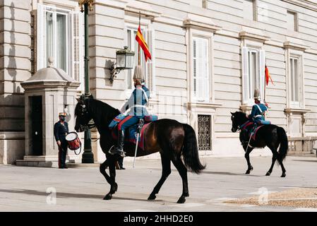 Madrid, Spagna - Luglio 2,2021: Guardia cambio nel Palazzo reale di Madrid. Soldati che si formano durante il cambio della guardia alla porta principale del Ro Foto Stock