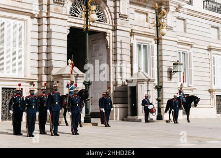 Madrid, Spagna - Luglio 2,2021: Guardia cambio nel Palazzo reale di Madrid. Soldati che si formano durante il cambio della guardia alla porta principale del Ro Foto Stock