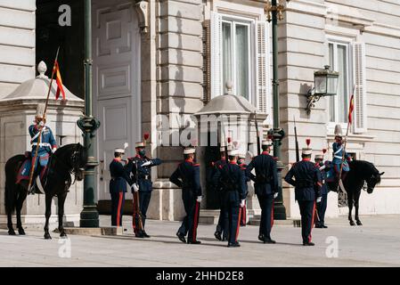 Madrid, Spagna - Luglio 2,2021: Guardia cambio nel Palazzo reale di Madrid. Soldati che si formano durante il cambio della guardia alla porta principale del Ro Foto Stock