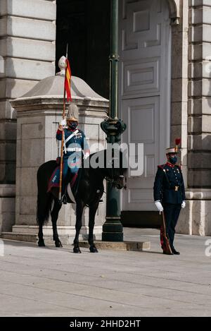 Madrid, Spagna - Luglio 2,2021: Guardia cambio nel Palazzo reale di Madrid. Soldati che si formano durante il cambio della guardia alla porta principale del Ro Foto Stock