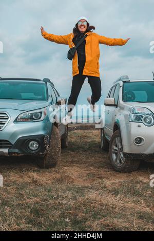 giovane donna elegante ritratto di fronte a fuoristrada suv auto Foto Stock