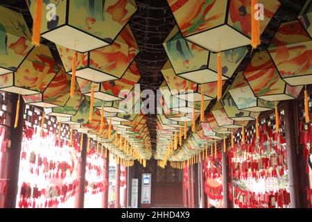 NANJING, CINA - 24 GENNAIO 2022 - lanterne colorate poligonali appendono sopra le due passeggiate del Tempio Confucio Grand Theatre di Nanjing, Jiangsu Pro Foto Stock