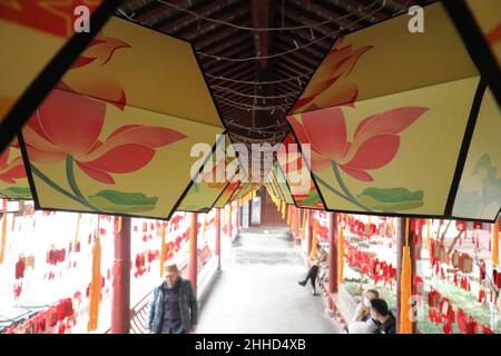 NANJING, CINA - 24 GENNAIO 2022 - lanterne colorate poligonali appendono sopra le due passeggiate del Tempio Confucio Grand Theatre di Nanjing, Jiangsu Pro Foto Stock