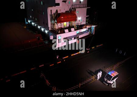 NANJING, CINA - 24 GENNAIO 2022 - ufficiali di polizia in servizio presso la stazione di ispezione di frontiera di ingresso e uscita del porto di Nanjing nel jiangsu pr della Cina orientale Foto Stock