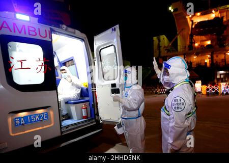 NANJING, CINA - 24 GENNAIO 2022 - gli ufficiali di polizia in servizio forniscono assistenza di emergenza ai marinai presso il checkpoint di frontiera di ingresso-uscita di Nanjing Por Foto Stock