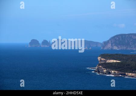 Vista della costa della Tasmania da Capo Hauy sull'isola di Tasmania, Australia Foto Stock