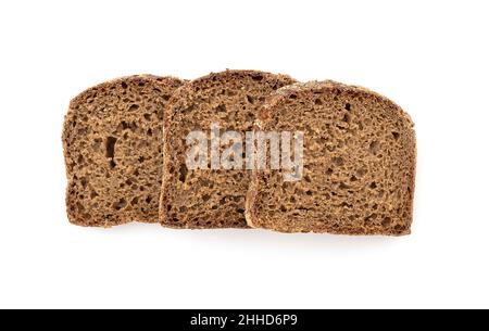 Tre fette di pane nero di grano isolato su bianco, vista dall'alto Foto Stock