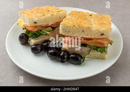 Sandwich con verdure fresche, formaggio e prosciutto Foto Stock