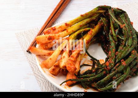 Cipolle verdi condite con peperoncino rosso in polvere Foto Stock