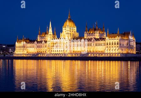 Il Parlamento ungherese è incredibile la sera. Luoghi di interesse notturni a Budapest, Ungheria Foto Stock