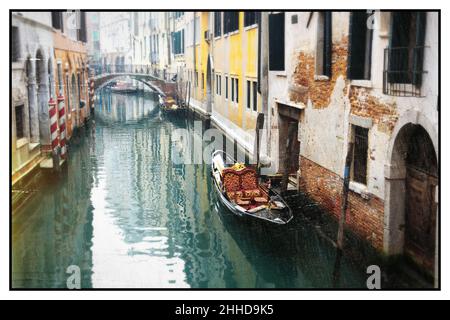 Romantici canali veneziani. Antiche stradine di Venezia. Foto dai toni seppia in stile retrò. Italia Foto Stock