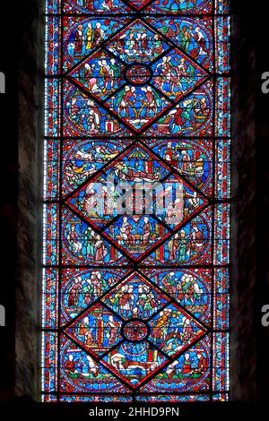 Vetrata medievale della Cattedrale Gotica di Chartres, Francia - dedicata a Giuseppe il Patriaco . Un sito patrimonio dell'umanità dell'UNESCO. La macchia Foto Stock