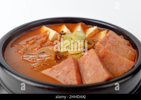 Stufato di kimchi su sfondo bianco Foto Stock