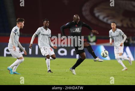 Parigi, Francia. 23rd Jan 2022. Danilo Pereira (2nd R) di Parigi Saint Germain comepetes durante una partita di calcio francese Ligue 1 tra Paris Saint Germain (PSG) e Stade de Reims a Parigi, Francia, 23 gennaio 2022. Credit: Gao Jing/Xinhua/Alamy Live News Foto Stock