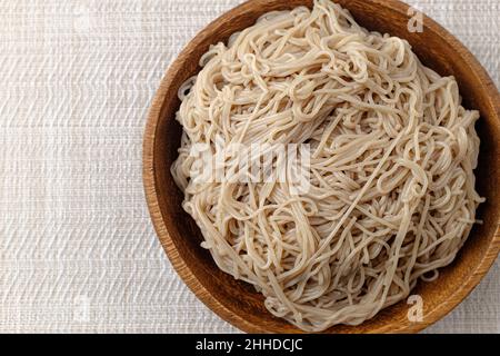 Tagliatelle di grano saraceno bollite in acqua Foto Stock