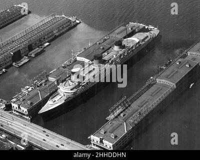 La SS Normandie è ormeggiata al molo 88, New York City (USA), 20 agosto 1941 Foto Stock