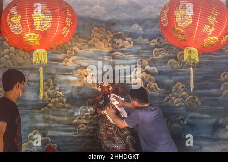 La tradizione di pulire altari e statue di dèi al Dharma buddista & 8 Pho Sat monastero dare il benvenuto al Capodanno cinese a Bogor, Indonesia Foto Stock