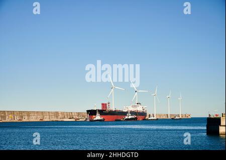 Petroliera ancorata al terminal delle petroliere nel porto di Bilbao e turbine eoliche sullo sfondo, Zierbena, Biscay, Paesi Baschi, Euskadi, SP Foto Stock