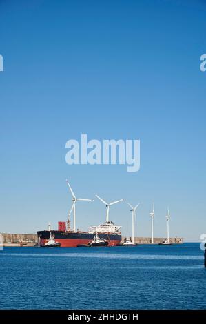 Petroliera ancorata al terminal delle petroliere nel porto di Bilbao e turbine eoliche sullo sfondo, Zierbena, Biscay, Paesi Baschi, Euskadi, SP Foto Stock