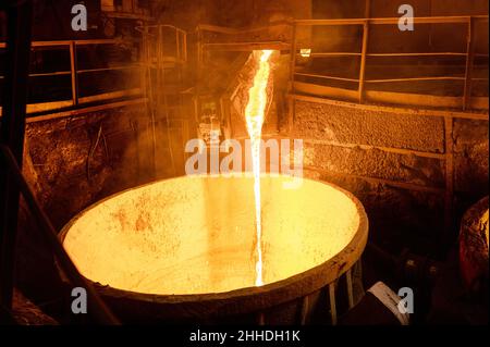 Spillatura di scorie di altoforno. La scoria fusa viene versata in una siviera. Foto Stock