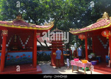 La tradizione di pulire altari e statue di dèi al Dharma buddista & 8 Pho Sat monastero dare il benvenuto al Capodanno cinese a Bogor, Indonesia Foto Stock