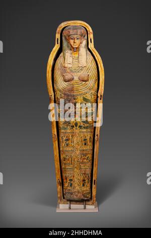 Mummy Board di Tabakmut ca. 1000–950 a.C. terzo periodo intermedio questa tavola mummia è stata trovata annidata all'interno delle bare interna ed esterna di Tabakmut (25,3.10a, b e 25,3.11). Quando gli escavatori aprirono la bara interna, trovarono che il volto, la parrucca e le mani di questa tavola erano state tagliate, probabilmente perché impedivano alla parte funeraria di chiudere il coperchio. Fortunatamente, la maggior parte dei pezzi era stata infilata all'interno della scatola, in modo che il viso e le mani almeno potrebbero essere restaurati.come sulle casse interne ed esterne, il defunto indossa una parrucca striata legata con un filetto, ma in questo caso ha un tr breve Foto Stock