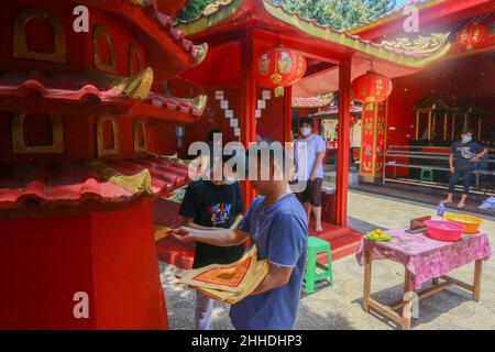 La tradizione di pulire altari e statue di dèi al Dharma buddista & 8 Pho Sat monastero dare il benvenuto al Capodanno cinese a Bogor, Indonesia Foto Stock
