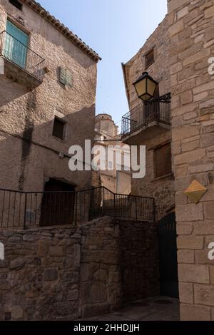 vecchia strada nella città medievale di guimera in catalogna Foto Stock