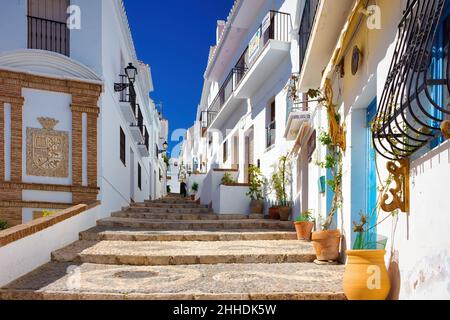 Vista su una delle strade del centro storico della città di Frigiliana, Andalusia Foto Stock