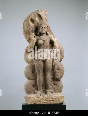 Nagini (Regina serpente o Consorte di Nagaraja) secondo quarto del 5th secolo India (Madhya Pradesh) nel subcontinente indiano, i templi sono stati dedicati al culto dei serpenti fin dagli albori della civiltà. Sia il buddismo che l'Induismo adottarono nagaraja e naginis (re serpenti e loro consorti) come divinità protettive e li raffigurarono come esseri umani. Questa scultura di un paio di serpenti reali (1987.415.1, .2) è scolpita nel tondo. La figura si trova di fronte alle cobras, le cui cappe aperte formano delle tettoie per le loro teste. Essi risalgono alla prima parte del periodo Gupta e mai Foto Stock