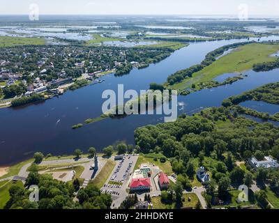 Vista aerea panoramica del fiume Volkhov a Velikiy Novgorod o Grande Novgorod. Foto Stock