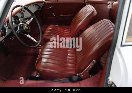 Original Classic 1964 Porsche 356C convertito dalla società 'Electrogenetica' di Oxfordshire in un'auto elettrica 'manuale', test guidato a Bicester, Regno Unito Foto Stock