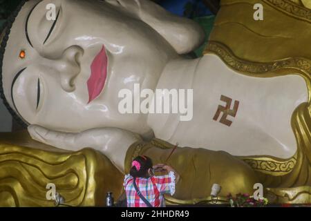 La tradizione di pulire altari e statue di dèi al Dharma buddista & 8 Pho Sat monastero dare il benvenuto al Capodanno cinese a Bogor, Indonesia Foto Stock