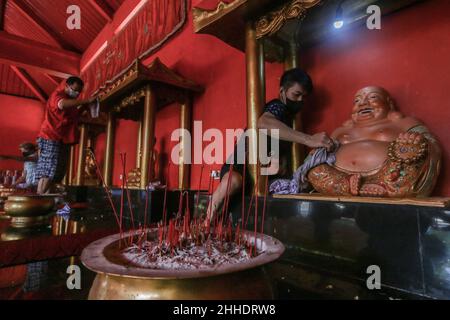 La tradizione di pulire altari e statue di dèi al Dharma buddista & 8 Pho Sat monastero dare il benvenuto al Capodanno cinese a Bogor, Indonesia Foto Stock