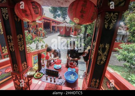 La tradizione di pulire altari e statue di dèi al Dharma buddista & 8 Pho Sat monastero dare il benvenuto al Capodanno cinese a Bogor, Indonesia Foto Stock