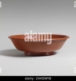 Ciotola in terracotta ca. A.D. 10–50 Roman la ciotola è un tipico esempio di ceramica in gres porcellanato a Arretium (Arezzo moderna) nel nord Italia. Le navi furono prodotte in massa ed esportate ampiamente in tutto il mondo romano. Associata in particolare a fortezze e altri siti militari, la ceramica arretina era chiaramente molto popolare tra i soldati che servivano alle frontiere dell'Impero nel nord Europa durante il periodo Giulio-claudiano. Questa ciotola ha al centro della base un francobollo a forma di impronta; si legge CORNELI (di Cornelio). Ciotola in terracotta Romana. CA. A.D. 10–50. T Foto Stock