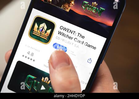 Kharkov, Ucraina - 19 gennaio 2022: App DI gioco GWENT. Ragazza che tiene il telefono cellulare con gioco e vuole giocare. Il concetto popolare di giochi per dispositivi mobili Foto Stock