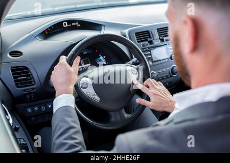 Foto ravvicinata della modalità auto con cambio manuale sui pulsanti sul volante Foto Stock