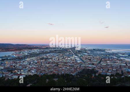 Tramonto paesaggi panoramici della città di Sète, Hérault, Occitania, Francia Foto Stock