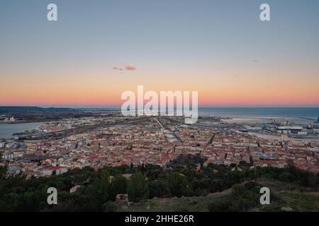 Tramonto paesaggi panoramici della città di Sète, Hérault, Occitania, Francia Foto Stock