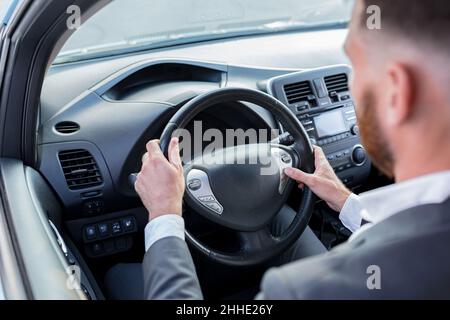 Foto ravvicinata della modalità auto con cambio manuale sui pulsanti sul volante Foto Stock