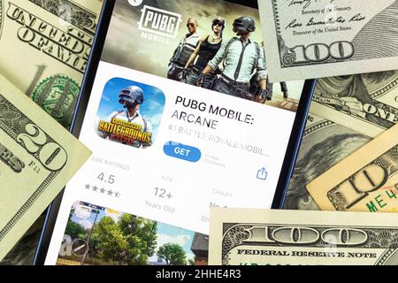 Kharkov, Ucraina - 19 gennaio 2022: PUBG mobile game app e denaro foto di sfondo Foto Stock