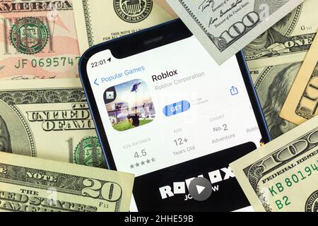 Kharkov, Ucraina - 19 gennaio 2022: Roblox mobile game app e denaro foto di sfondo Foto Stock