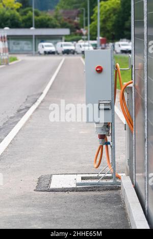 Una scatola temporanea di distribuzione dell'energia elettrica in un cantiere in un villaggio. Foto Stock