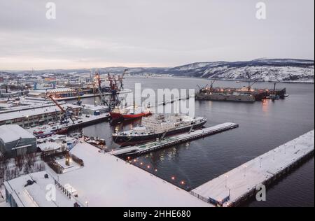 Lenin sovietico rompighiaccio nucleare nel porto di Murmansk tra le navi. Vista dall'alto. Foto Stock