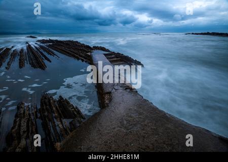 Itzurun Beach a Zumaia con la famosa costa di flysch nel Basco Countr Foto Stock